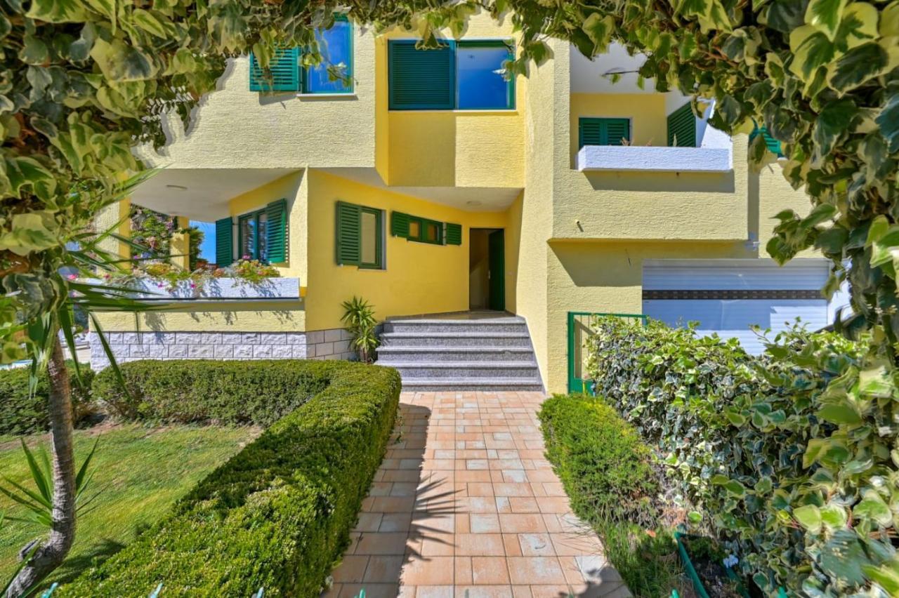 Villa Oscar, *